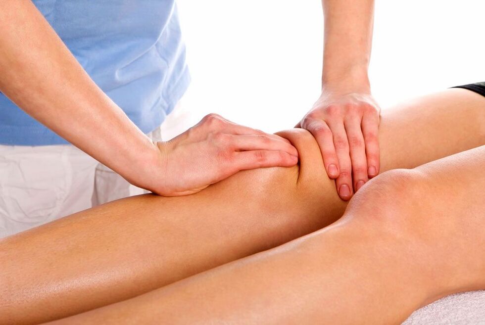 Une séance de massage thérapeutique pour un genou blessé